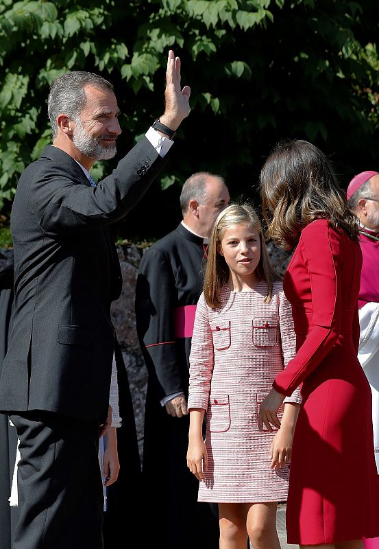 El rey Felipe saluda a su llegada a la Basílica de Covadonga