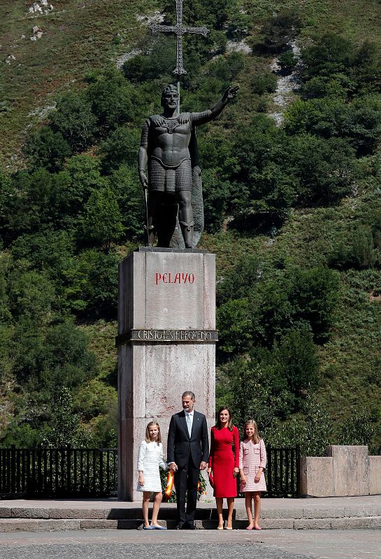 Los reyes Felipe y Letizia, junto a la princesa Leonor y la infanta Sofía posan ante la estatua de Don Pelayo para conmemorar los 13 siglos transcurridos desde la fundación del Reino de Asturias, en Covadonga