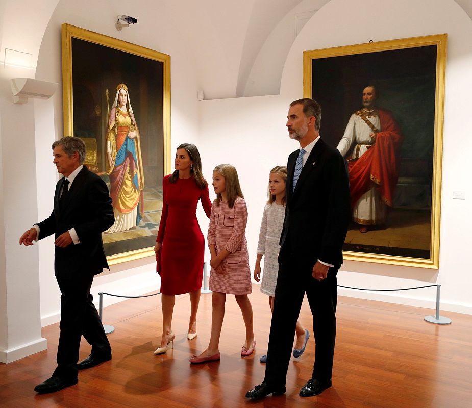 La princesa Leonor, acompañada por los reyes Felipe y Letizia y su hermana Sofía, en el Museo de Covadonga