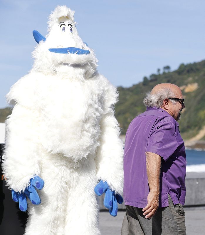 El actor, director y productor estadounidense, Danny DeVito, posa durante la presentación de su película 'Smallfoot' en San Sebastián, donde recogerá el Premio Donostia en reconocimiento a su carrera