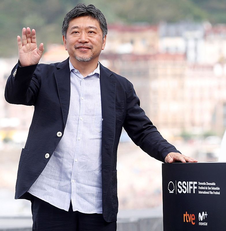 El realizador japonés Hirokazu Koreeda posa durante la presentación de su película 'Manbiki Kazoku'