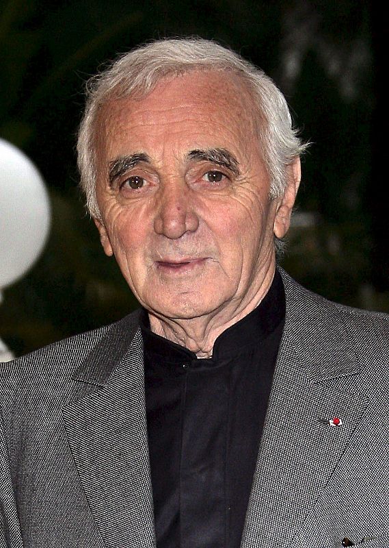 El cantante francés Charles Aznavour posa para los fotógrafos en Cannes, Francia, en la 43 edición de la feria internacional de la música (MIDEM) el pasado 19 de enero de 2009