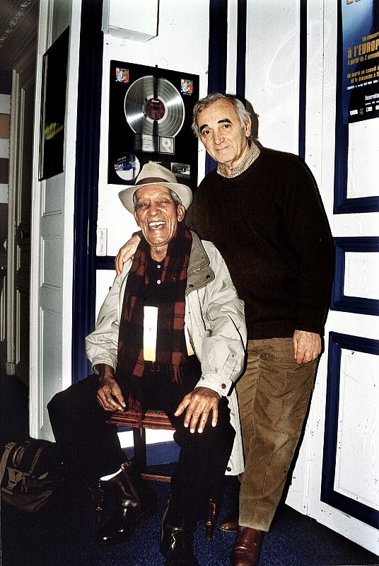 La voz del son, Compay Segundo, y el rey de la canción francesa, Charles Aznavour, tras grabar la canción Morir de amor en 1999