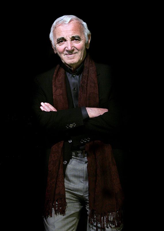 El cantante francés Charles Aznavour posa durante la entrevista que ofreció a Efe con motivo de la publicacion de un nuevo disco antológico en 2007