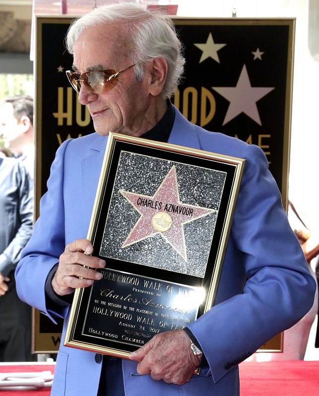 El artista franco-armenio Charles Aznavour posa con su estrella en el Paseo de la Fama de Hollywood