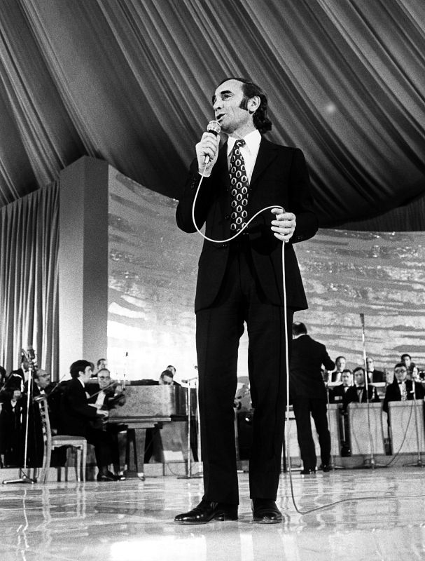 Aznavour, durante su actuación en la entrega de los Premios Naranja y Limón en 1967 y que organizaban Radio Nacional de España, Televisión Española y el diario Dicen en Barcelona
