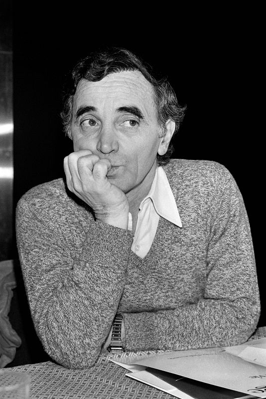 Charles Aznavour atiende a la prensa en 1980