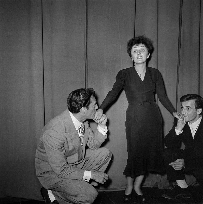 Charles Aznavour (a la derecha) junto a la cantante francesa Edith Piaf y el actor estadounidense Eddie Constantine el 1 de enero de 1950