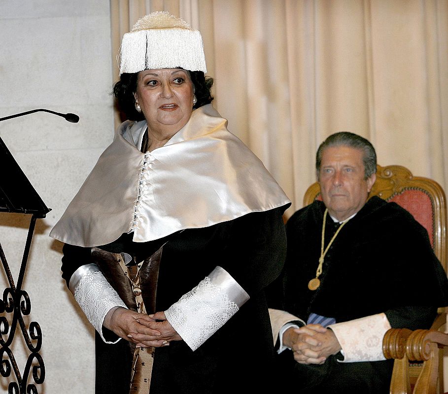 Montserrat Caballé pronunciando unas palabras en presencia de su padrino, el ex director general de la UNESCO, Federico Mayor Zaragoza, tras ser investida doctora honoris causa por la Universidad Internacional Menendez Pelayo en 2008