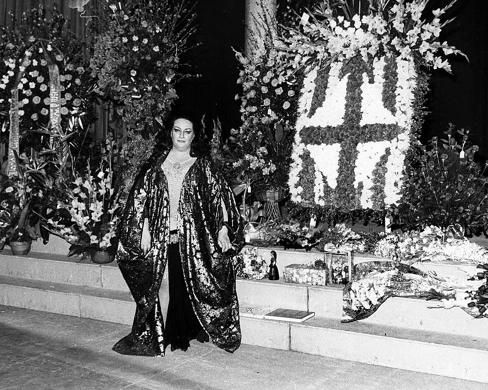 La cantante Montserrat Caballé al término de la ópera Norma en el Gran Teatro del Liceo, donde celebró su actuación número 100 recibiendo un cálido homenaje de la empresa, músicos y asiduos al Liceo en 1977