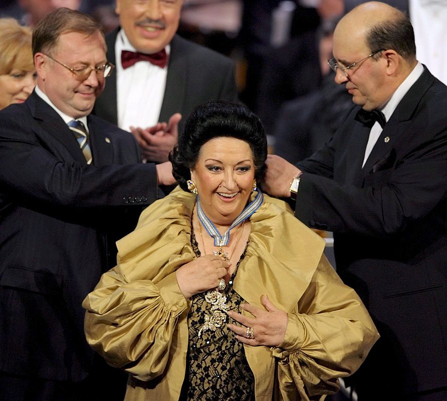 La soprano española Montserrat Caballé recibe el aplauso del director de orquesta Sergei Stepashin tras actuar junto al tenor ruso Nikolai Baskov en la Casa Internacional de la Música de Moscú, Rusia, en 2006