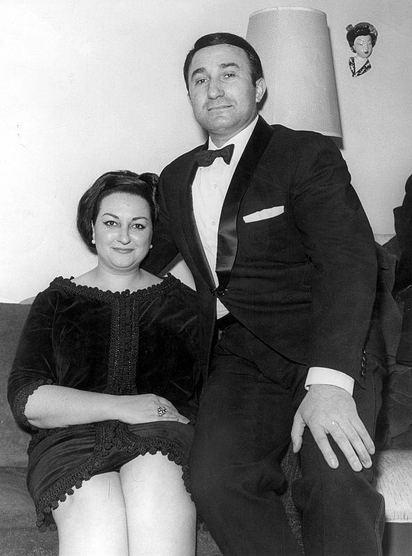 Los cantantes de ópera Montserrat Caballé y Bernabé Martí, momentos antes de prometerse matrimonio en 1964