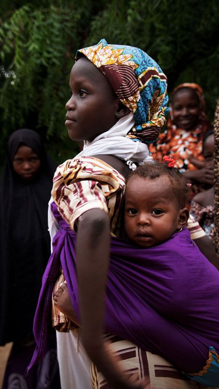 Una jovencísima madre con su bebé en Zinder (Níger).