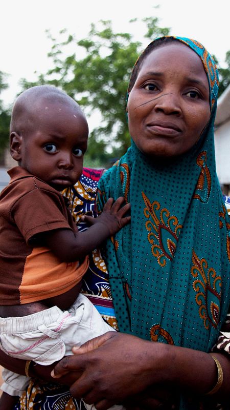 Una madre posa con su bebé en el patio de acceso al Hospital de Zinder (Níger).