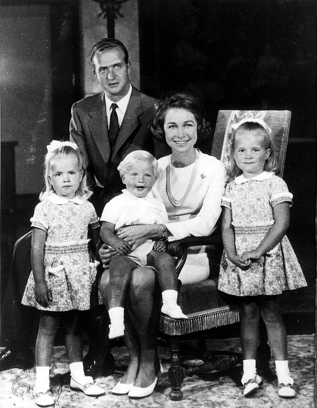 Doña Sofia y Don Juan Carlos con sus hijos, en una imagen de 1968