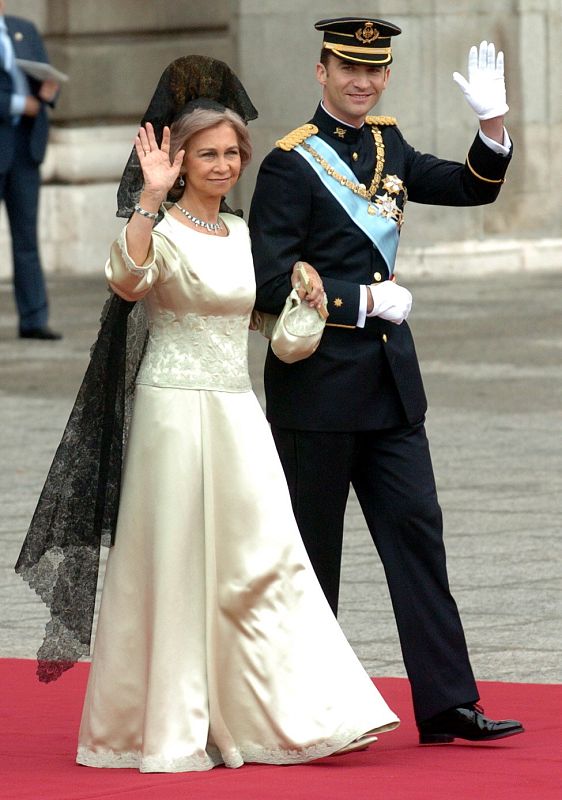 La reina Sofía acompaña a don Felipe el día de su boda con doña Letizia Ortiz