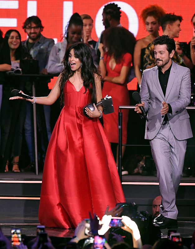 La cantante cubana Camila Cabello recibe de manos del actor mexicano Diego Luna el premio a Mejor Artista