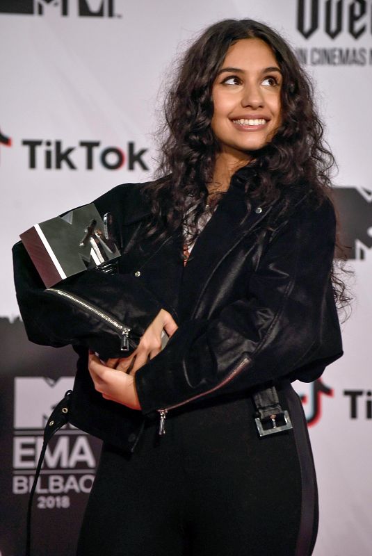 La cantante y compositora canadiense Alessia Cara posa tras ser galardonada con el premio a Mejor Actuación