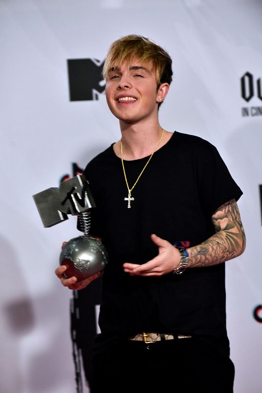 El cantante alemán Mike Singer posa tras recibir el premio a Mejor Artista Alemán