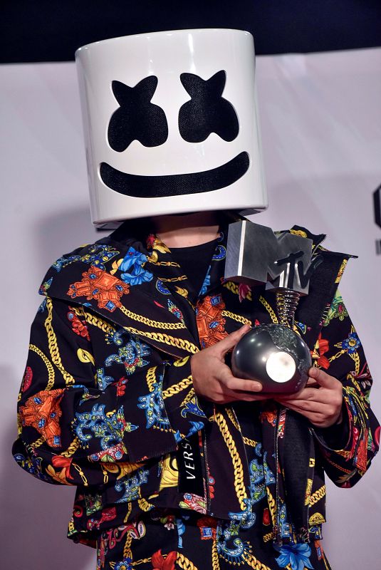 El DJ y productor estadounidense Marshmello posa con el galardón al Mejor Artista de Música Electrónica