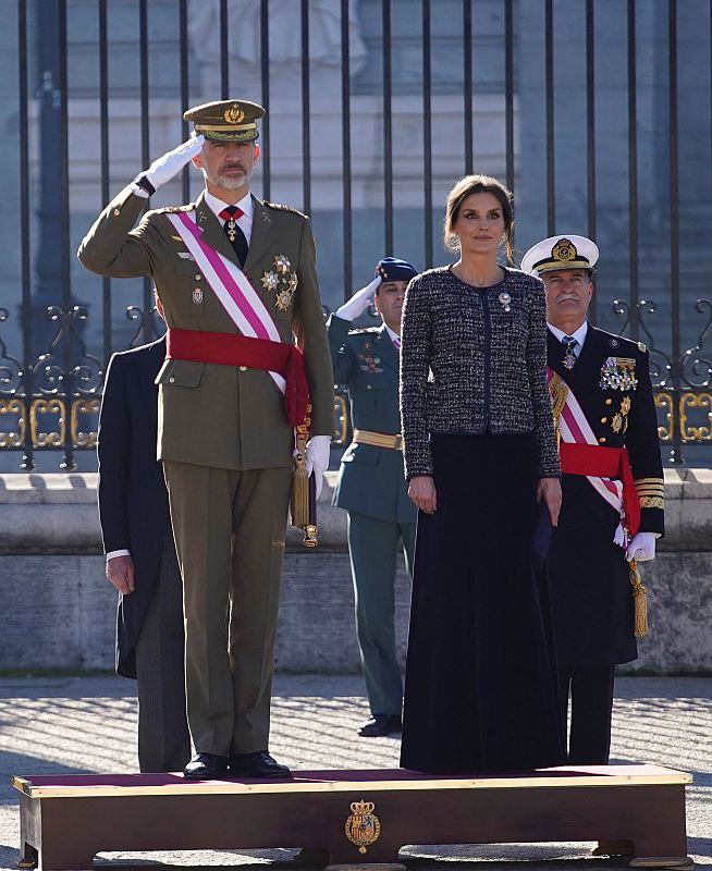 El rey Felipe VI y la reina Letizia escuchan el himno nacional durante la celebración de la Pascua Militar en el Palacio Real de Madrid