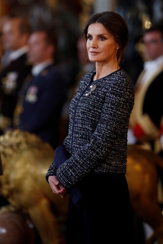 Doña Letizia durante la celebración de la Pascua Militar en el Palacio Real en un solemne acto donde Felipe VI ha reivindicado la enseña nacional como "una bandera de todos"