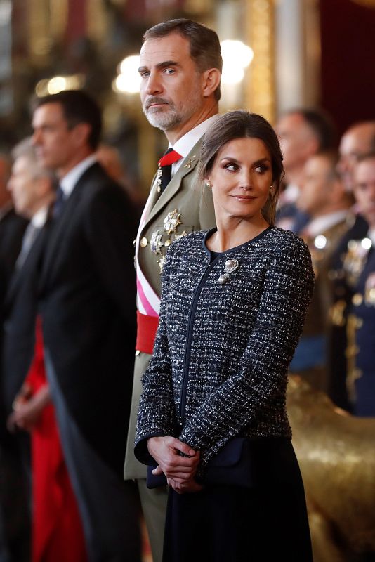 El rey acompañado de doña Letizia, durante la celebración de la Pascua Militar en el Palacio Real