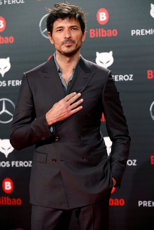 El actor y modelo Andrés Velencoso posa a su llegada a la sexta edición de los Premios Feroz 2018