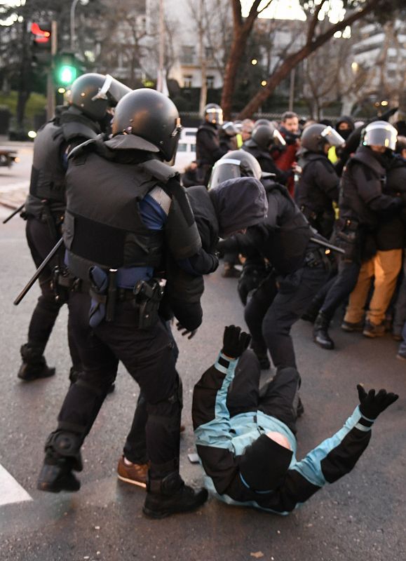 Los policias tratan de contener a los taxistas