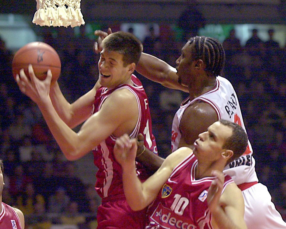 Felipe Reyes (i), del Estudiantes, se disputa un rebote con Tanoka Beard (d), del Pamesa de Valencia, en presencia del estudiantil Carlos Jiménez (c), durante la final de la Copa del Rey de baloncesto de 2000 disputada en Vitoria