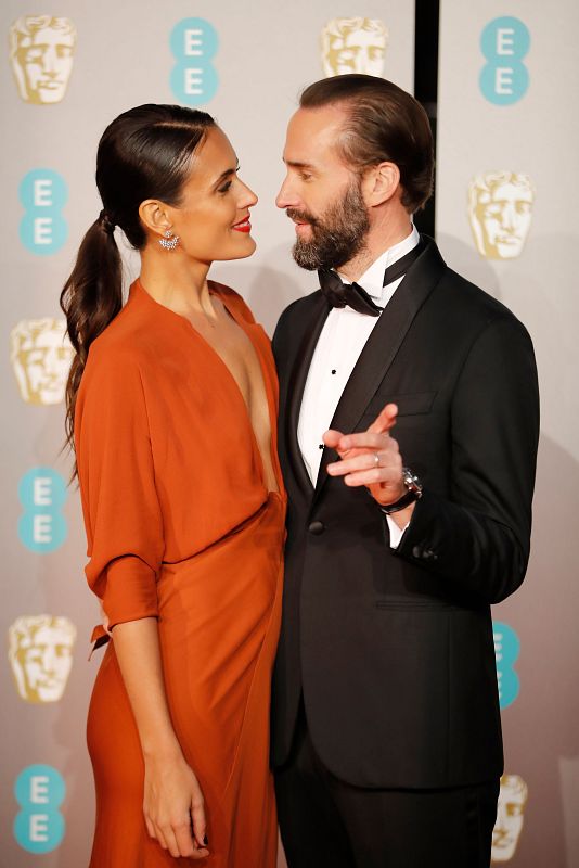 El actor Joseph Fiennes posa junto a su mujer, la actriz Maria Dolores Dieguez