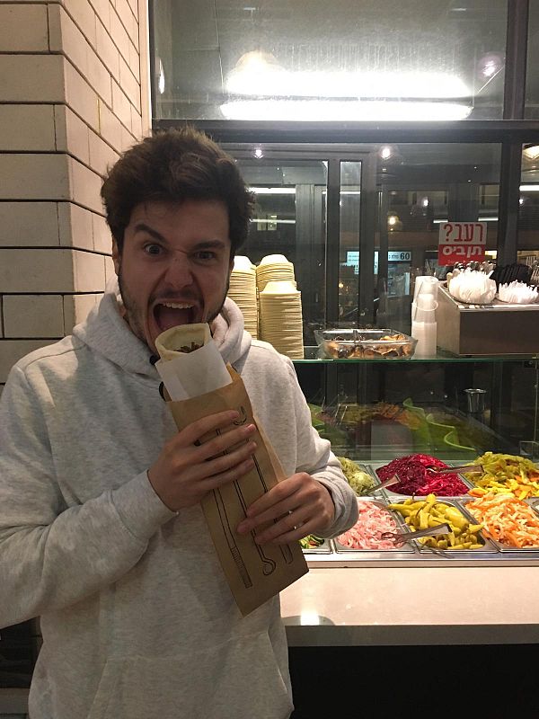 Miki. Schwarma de pavo, con verguras y hummus