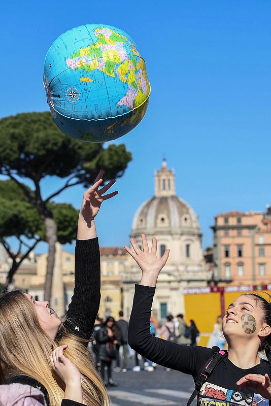 Estudiantes en Roma toman las calles por el cambio climático