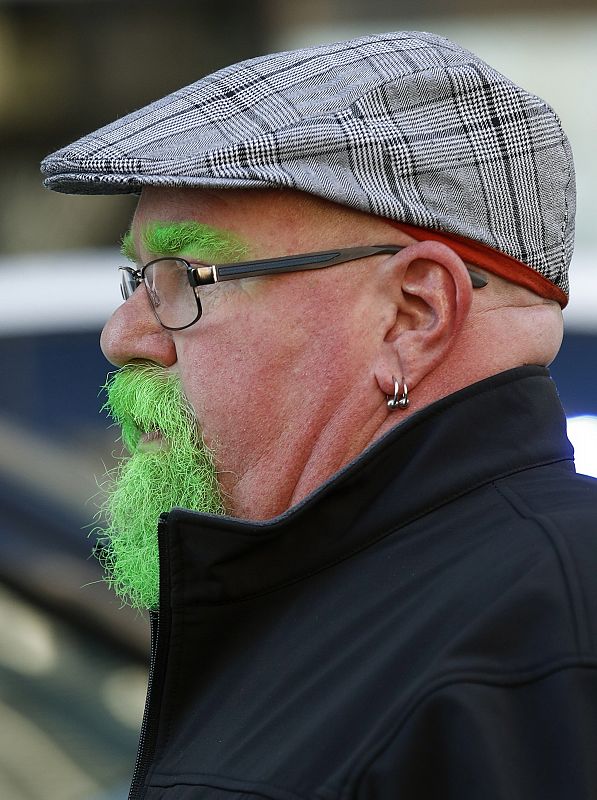 Un hombre con la barba y las cejas teñidas de verde en Chicago, EE.UU.