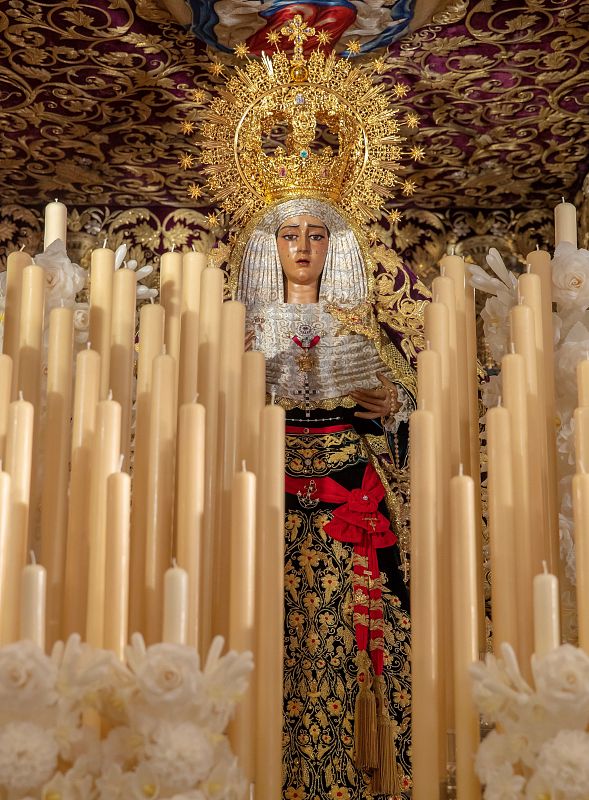 Virgen del Baratillo Sevilla luce el fajín de Franco para salir en procesión