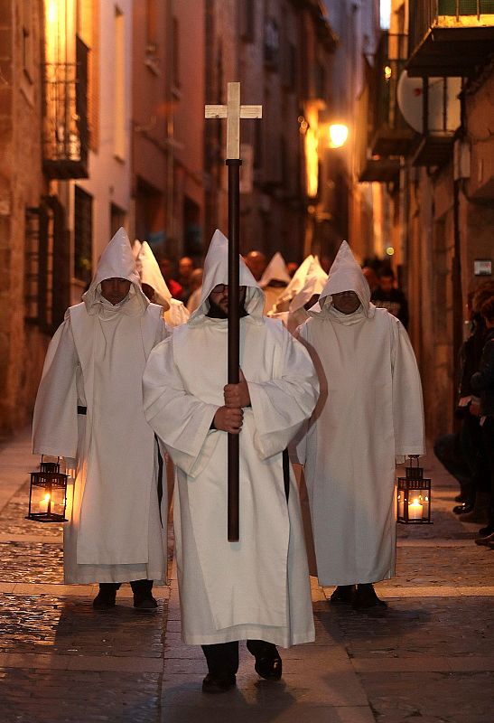 El silencio ha reinado en el estreno de la procesión bautizada como "Vísperas de luz", en la que los cofrades, ataviados con túnica blanca y con un farol encendido para conducir sus pasos, han recorrido las estrechas calles del casco antiguo de Soria