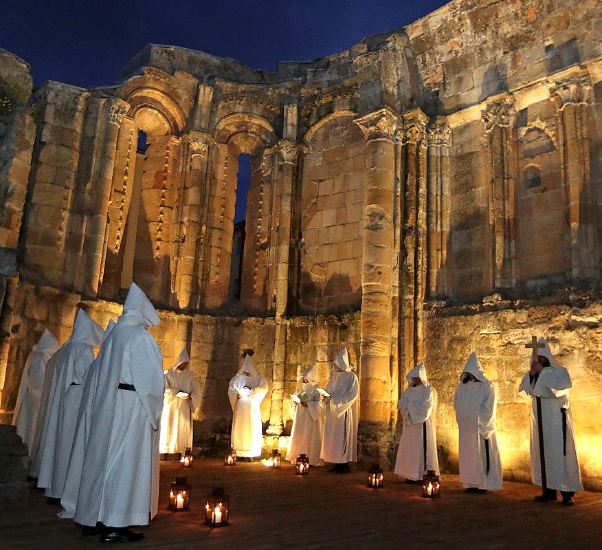 El silencio ha reinado en el estreno de la procesión bautizada como "Vísperas de luz", en la que los cofrades, ataviados con túnica blanca y con un farol encendido para conducir sus pasos, han recorrido las estrechas calles del casco antiguo de Soria