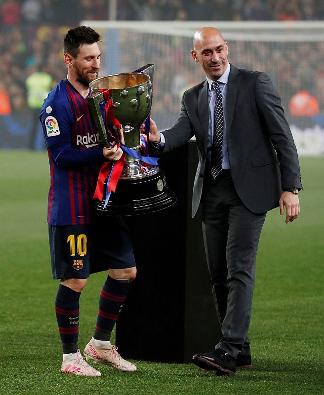 El presidente de la RFEF entrega el trofeo a Leo Messi