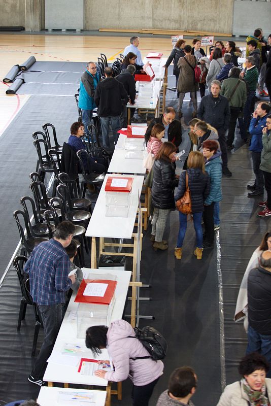 Varias mesas en un colegio electoral
