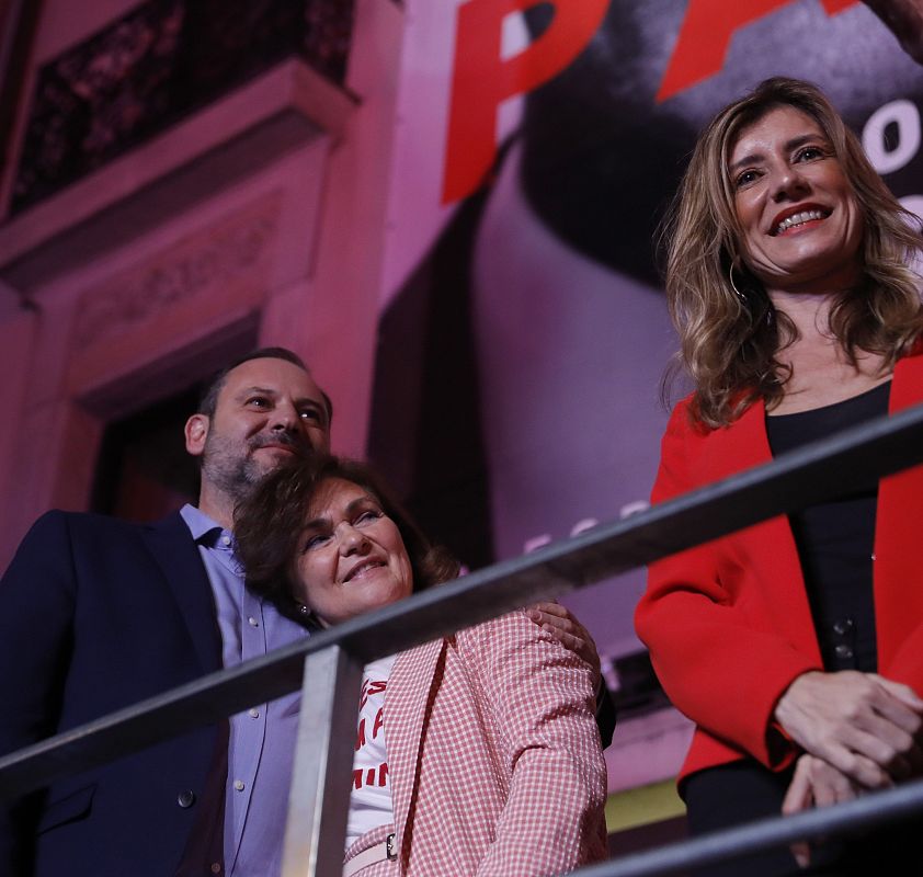 José Luis Ábalos, Carmen Calvo y la mujer de Pedro Sánchez, María Begoña Gómez, durante la valoración de los resultados electorales en la sede del PSOE en la Calle Ferraz de Madrid. 
