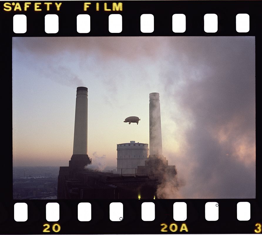 Fotograma correspondiente a la sesión fotográfica para la portada del disco 'Animals' de Pink Floyd, de 1977.