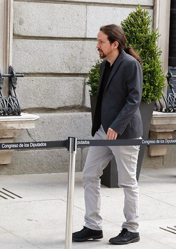 Pablo Iglesias a la entrada de la capilla ardiente de Rubalcaba