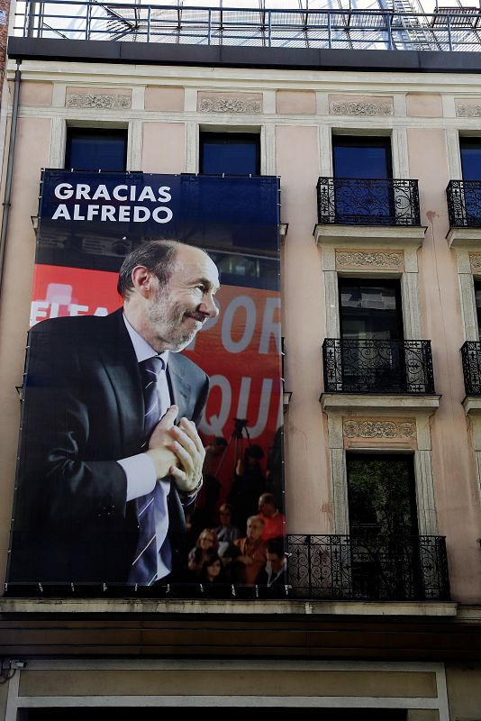 El PSOE cuelga en Ferraz una lona en homenaje a Rubalcaba: "Gracias Alfredo"