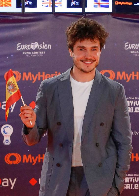  Miki, radiante en la Alfombra Naranja de Eurovisión 2019