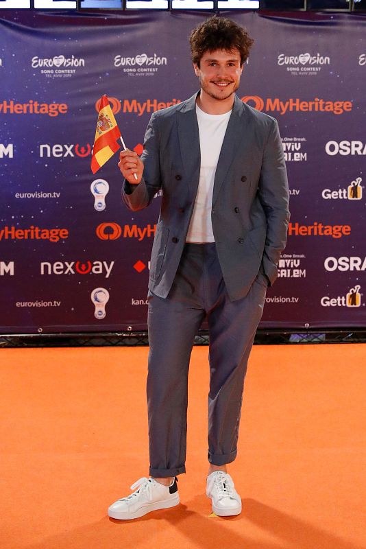 Miki ha elegido para la ocasión un total look de Armani con chaqueta cruzada y pantalon ancho en gris azulado, combinado con deportivas y camiseta blancas.