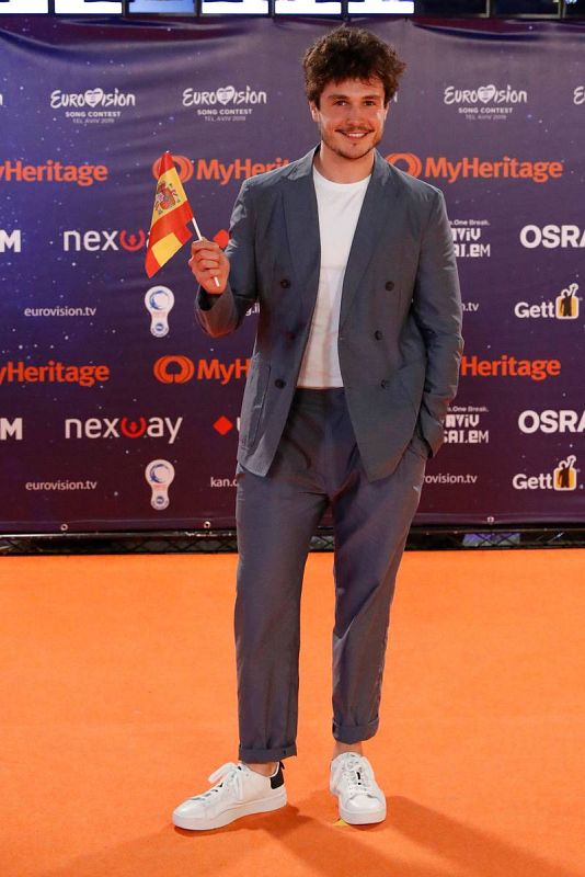  Miki ha elegido para la ocasión un total look de Armani con chaqueta cruzada y pantalon ancho en gris azulado, combinado con deportivas y camiseta blancas.