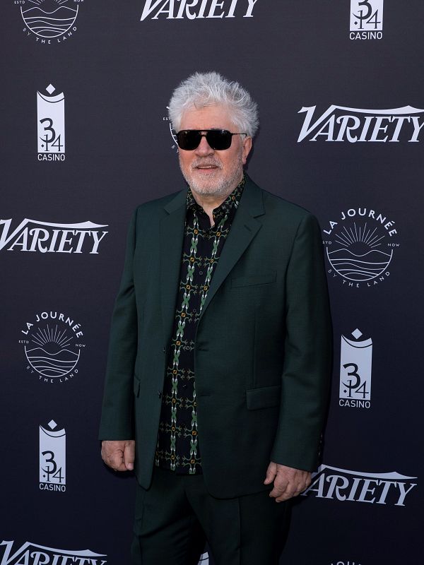 El director español Pedro Almodóvar posa este jueves para los medios a su llegada al Variety Photocall. 