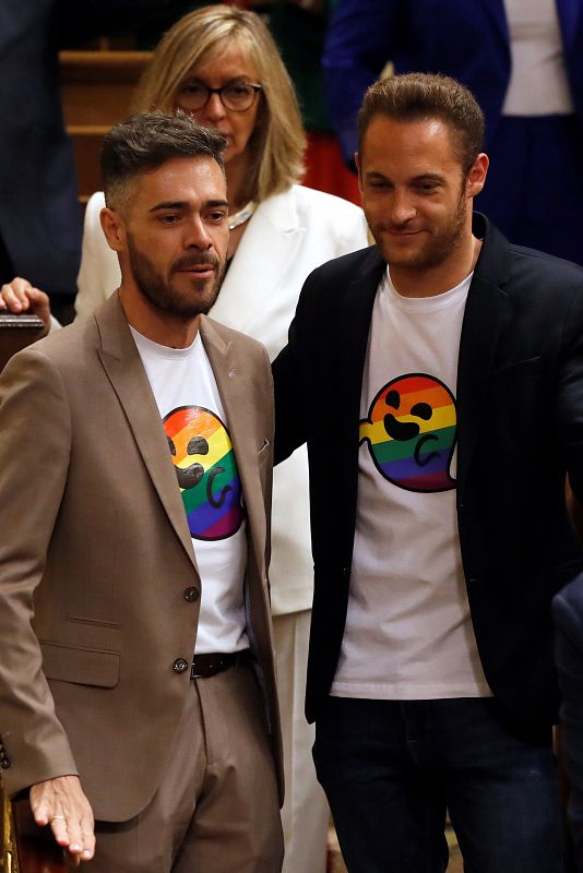 Los diputados socialistas Felipe Sicilia y Arnau Ramírez, con una camiseta con el icono 'gaysper', durante la sesión constitutiva de las nuevas Cortes Generales