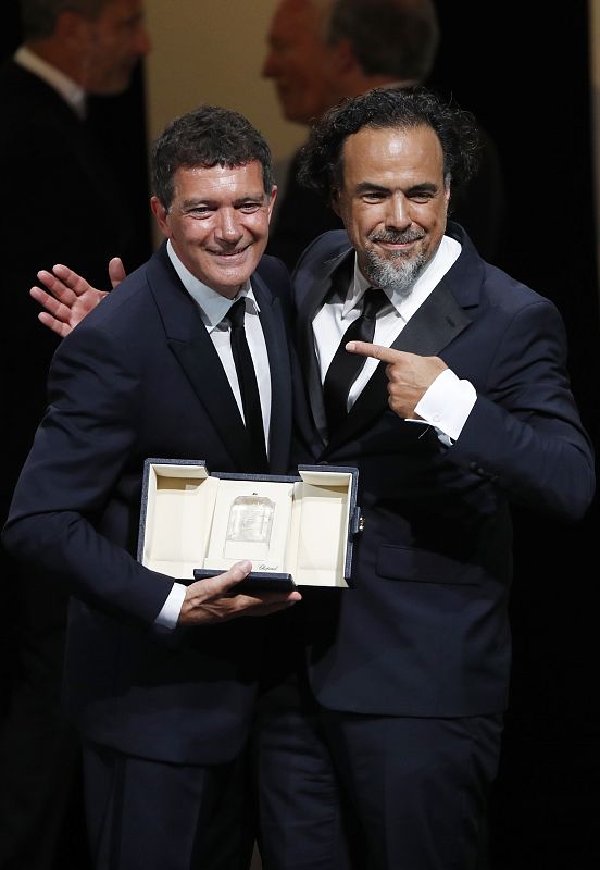 Antonio Banderas, premio al mejor actor, con el presidente del jurado Alejandro Gonzalez Iñárritu.