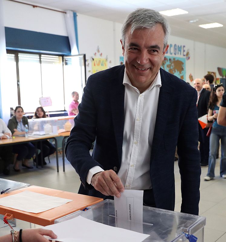 Luis Garicano ejerce su derecho al voto